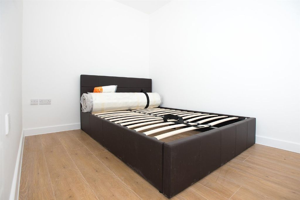 Property photo 3 of 5 Bedroom.Jpg