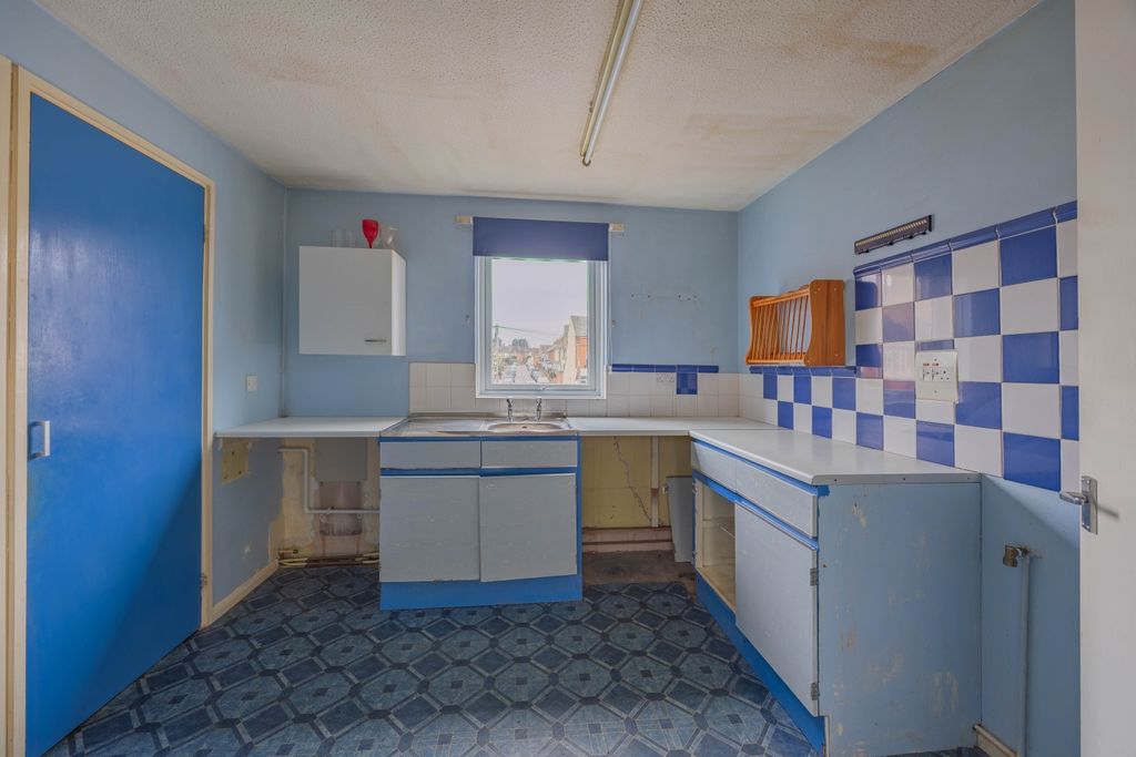 Property photo 3 of 11 Ewemovetaunton Wellesley Street (1)