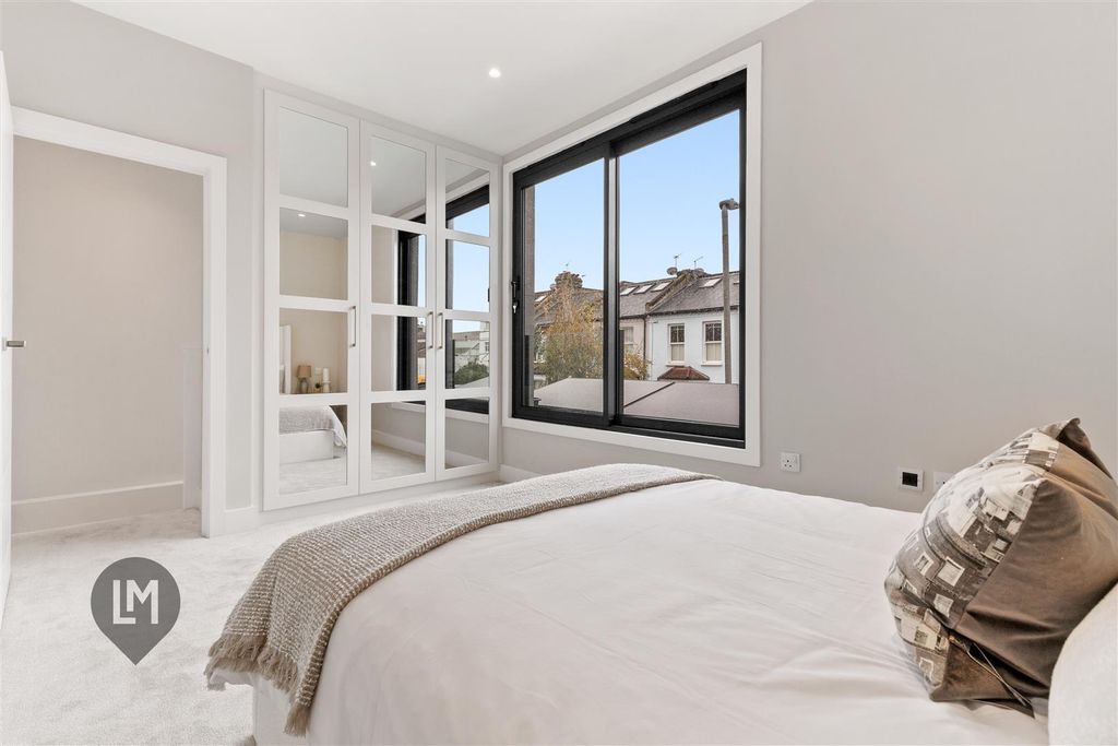 Property photo 3 of 6 Bedroom