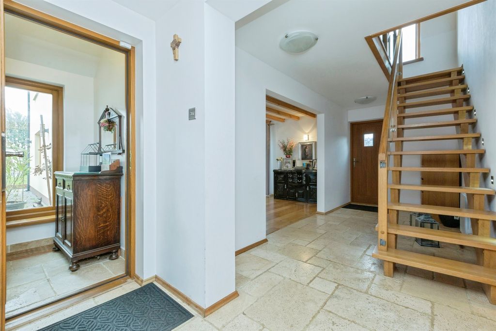 Property photo 2 of 26