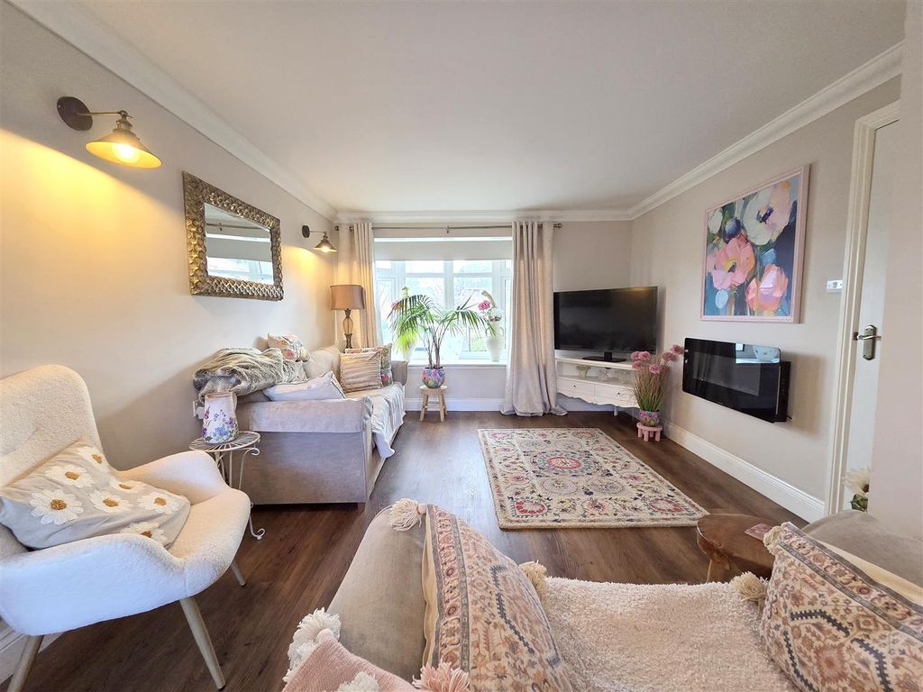 Property photo 3 of 17 Lounge Area