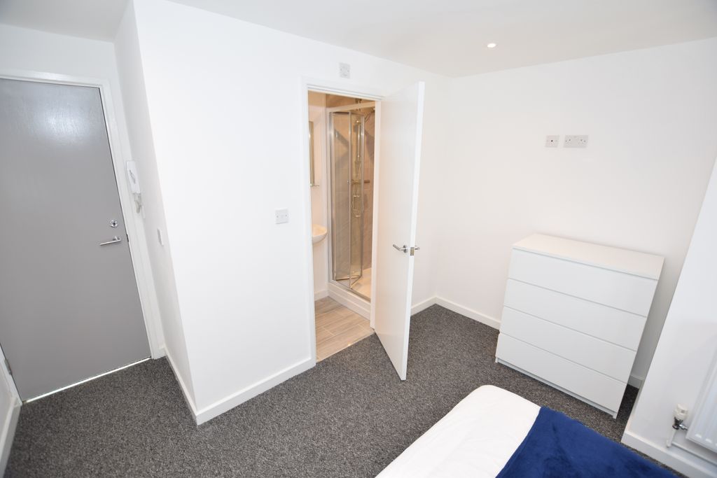 Property photo 1 of 5 Ensuite Bedroom