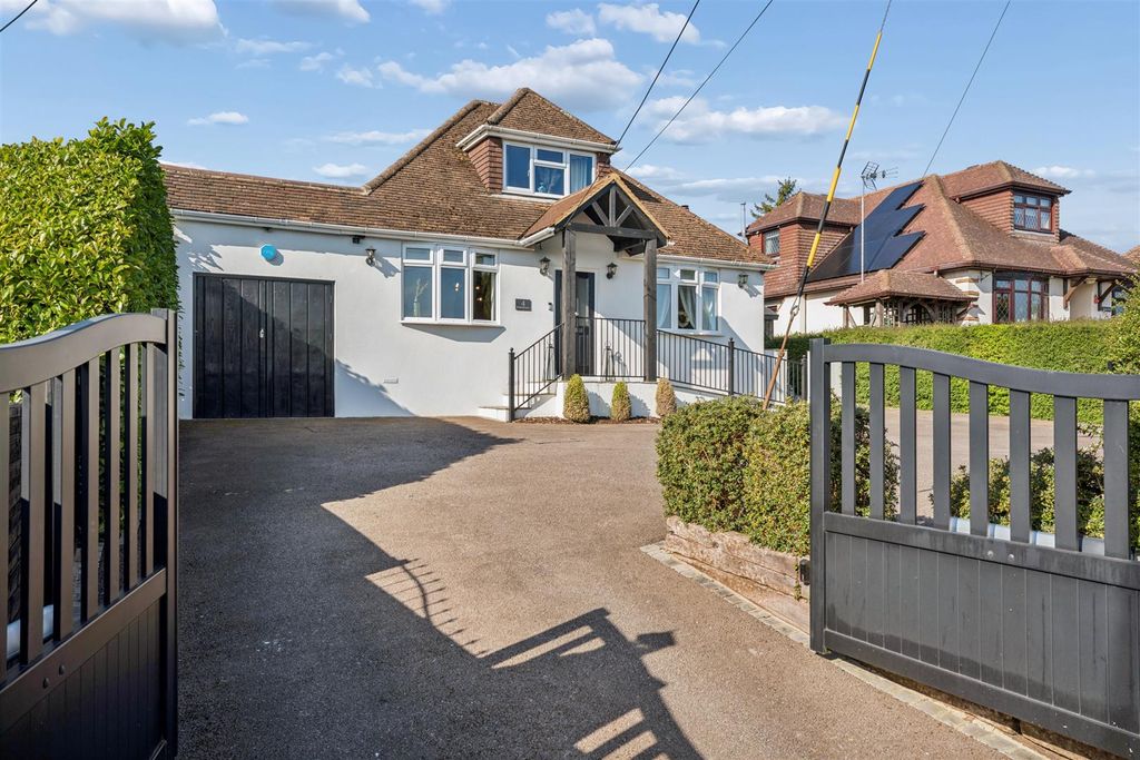 Property photo 1 of 33 Leighton Road, Edlesborough