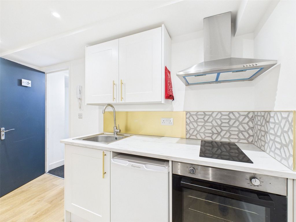 Property photo 3 of 10 Kitchen