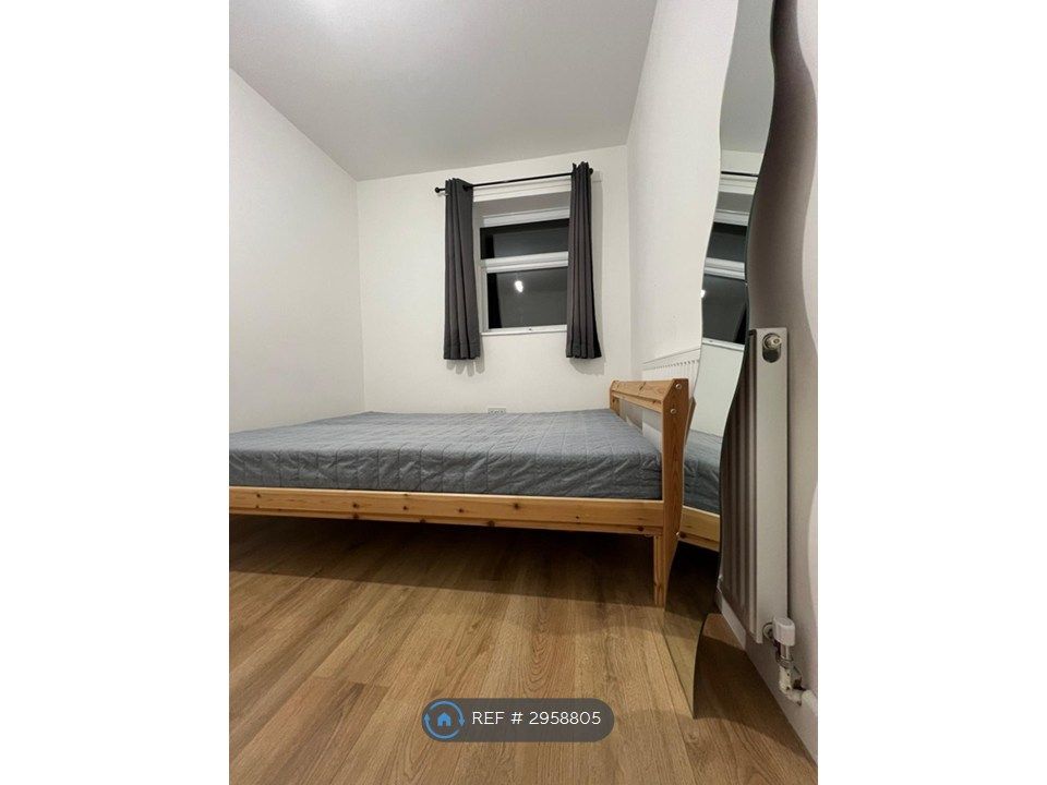 Property photo 1 of 8 Single Rooms x 4 In The Property