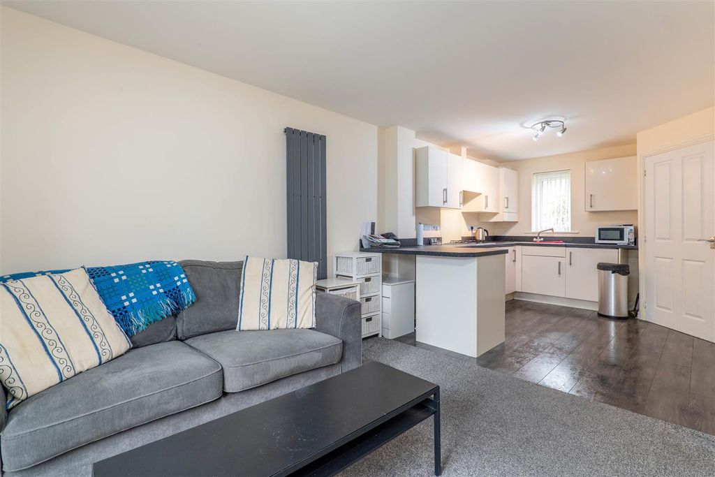 Property photo 2 of 18 Lounge/Kitchen