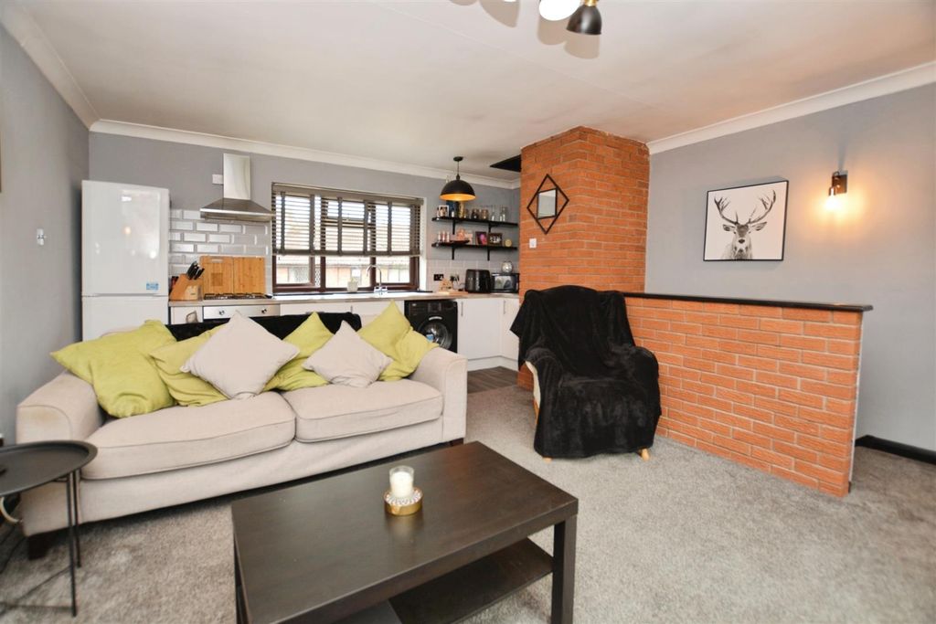 Property photo 2 of 9 Kitchen/Lounge