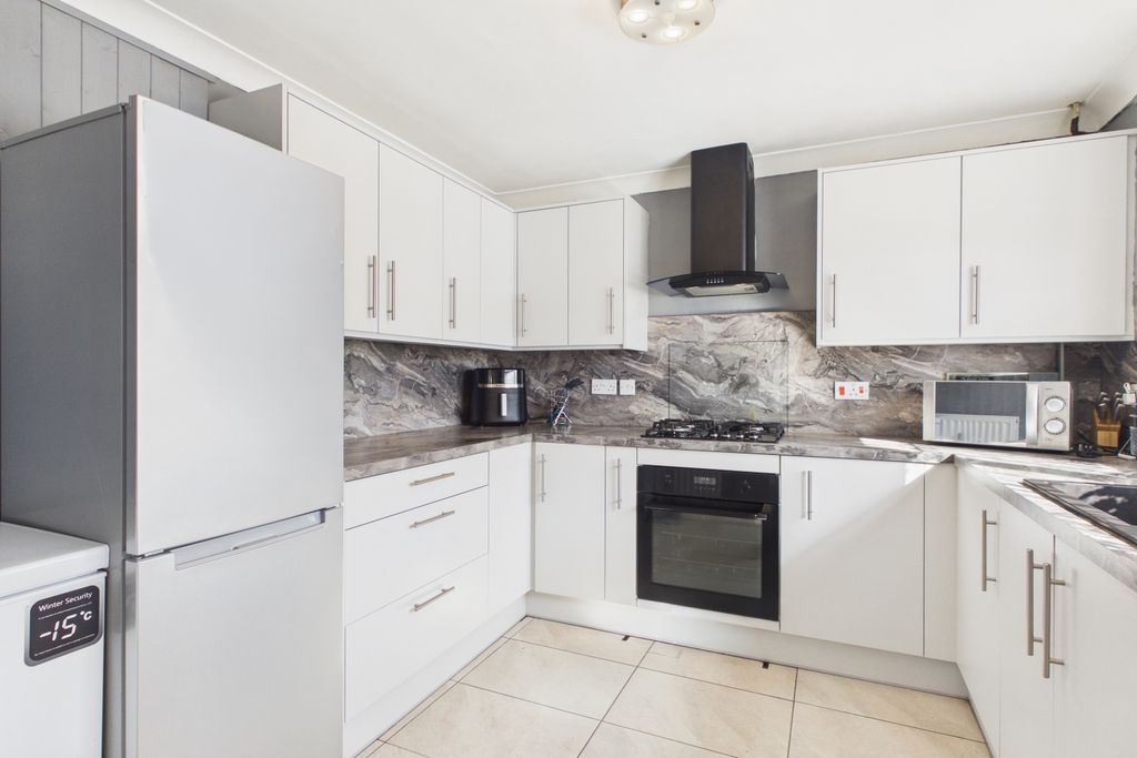 Property photo 2 of 18 Ewemove Spalding - Chaucers Way - Kitchen