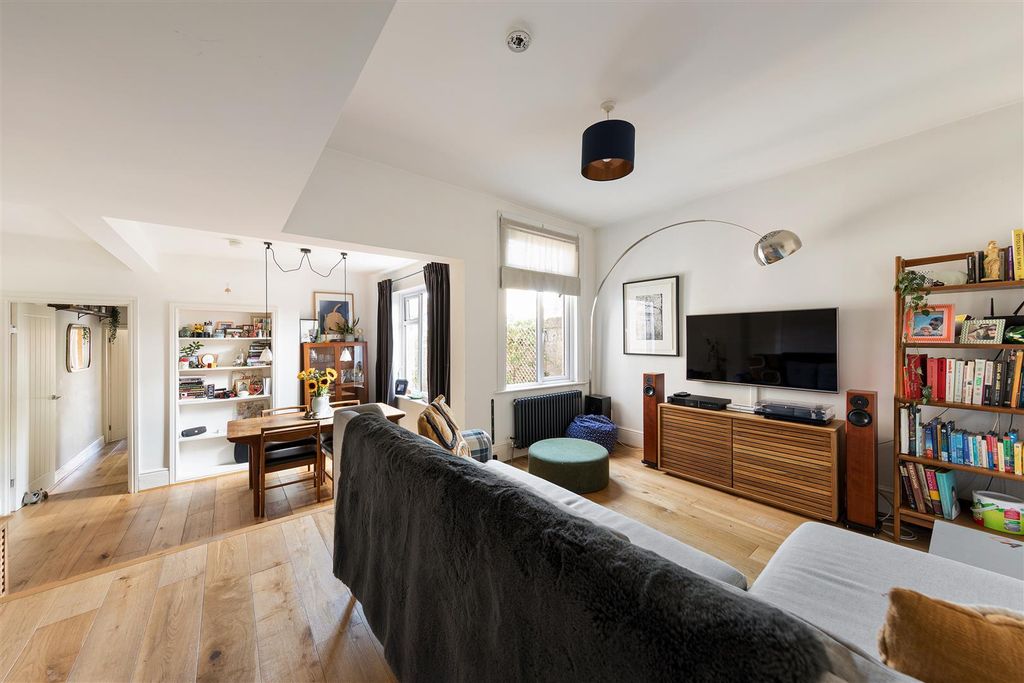 Property photo 2 of 22 Forest Road, E17 5Ld