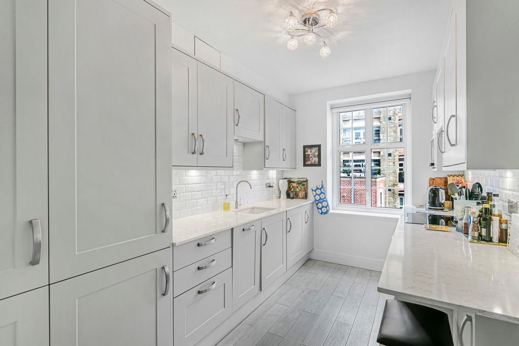 Property photo 3 of 19 Kitchen