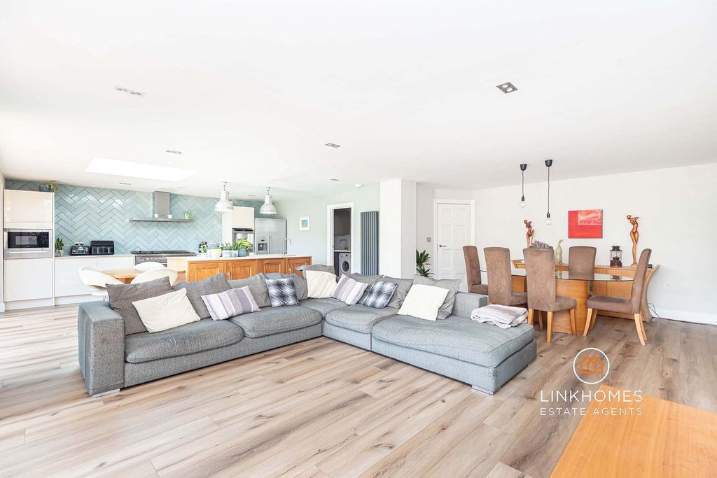 Property photo 3 of 33