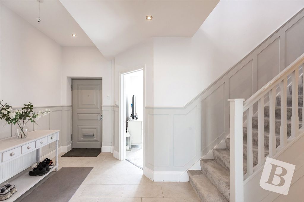 Property photo 3 of 26 Entrance Hall