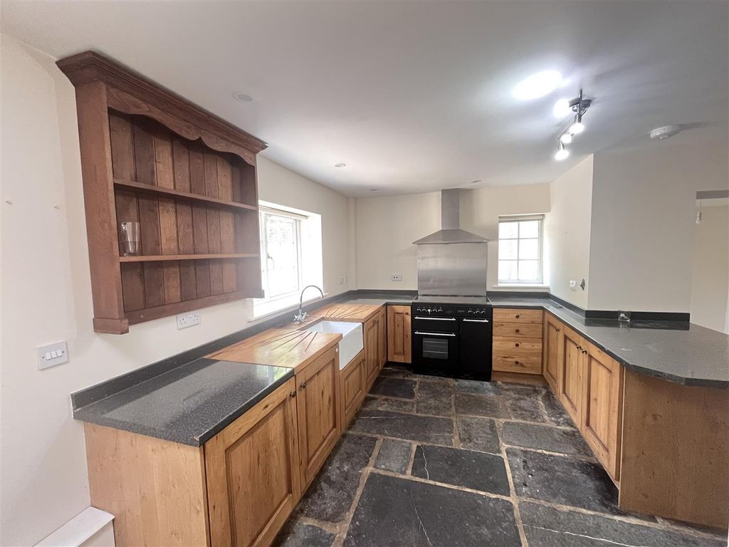 Property photo 3 of 17 Kitchen