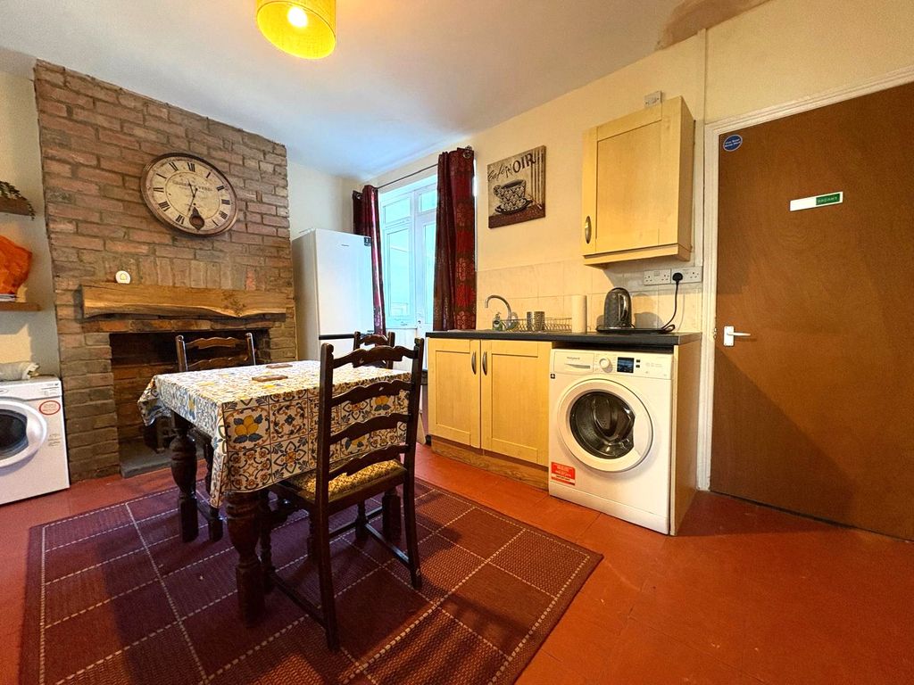 Property photo 3 of 7 Kitchen