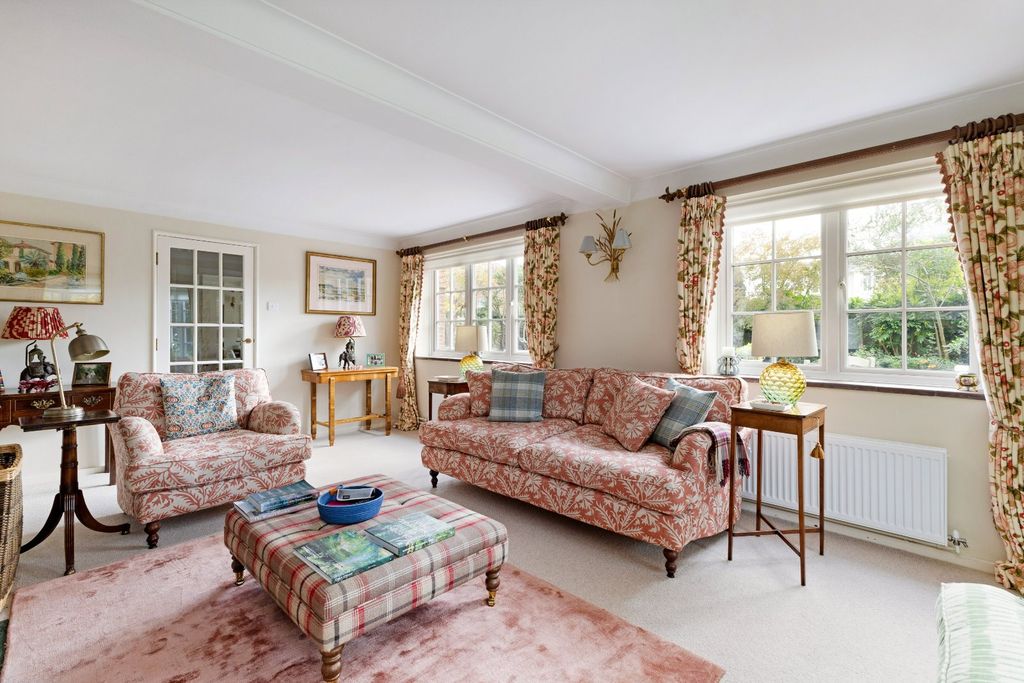 Property photo 2 of 18 Sitting Room