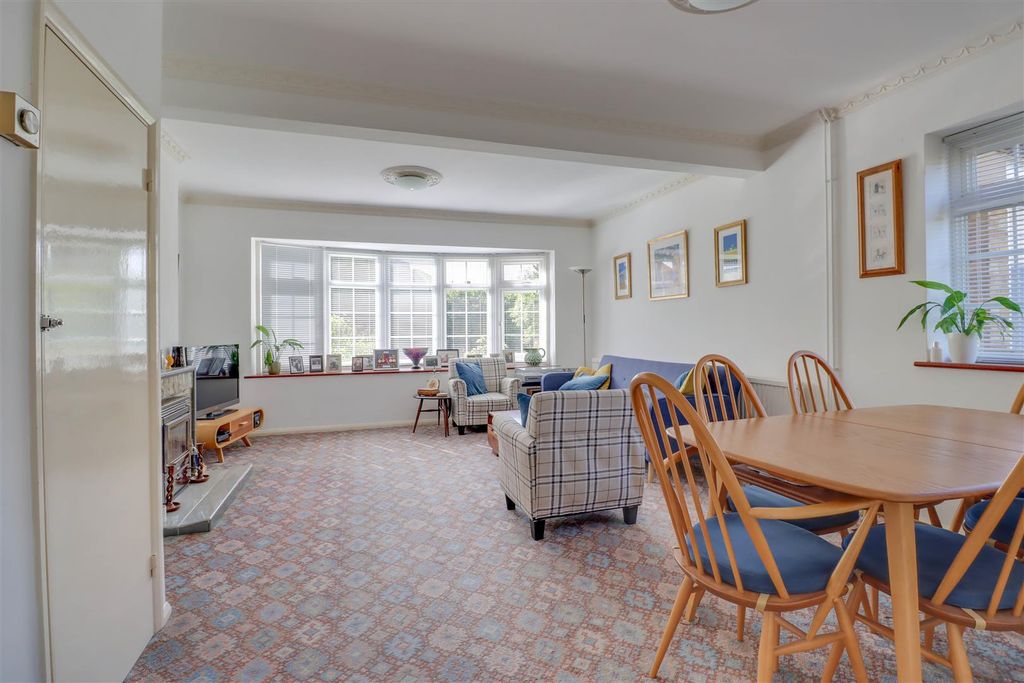 Property photo 3 of 23 86 Deirdre Avenue-10.Jpg