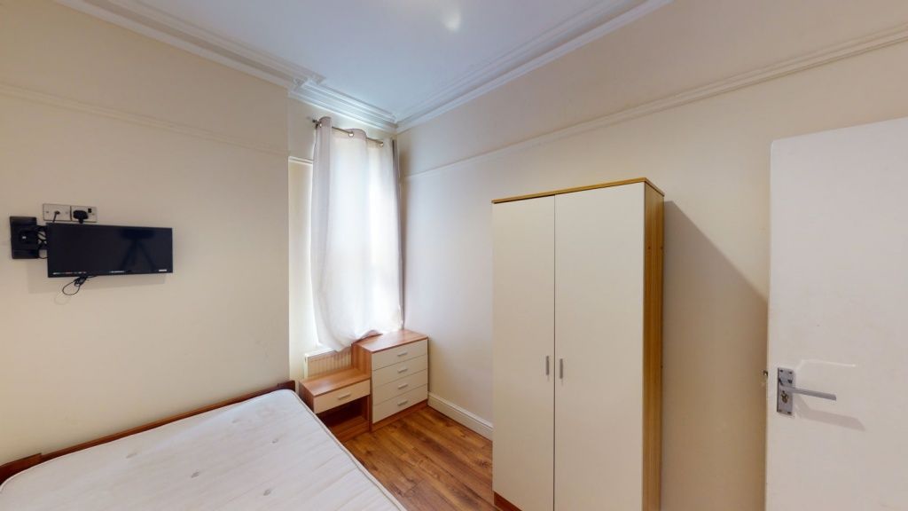 Property photo 3 of 15 A Bright And Tidy Single Bedroom Featuring A Neatl...