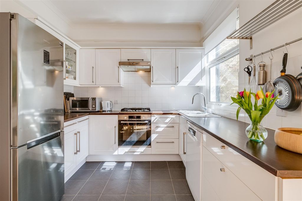 Property photo 3 of 8 Kitchen