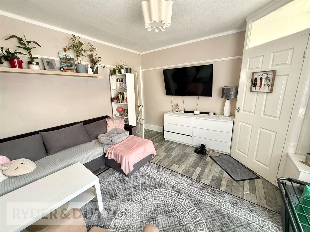 Property photo 3 of 16 Lounge
