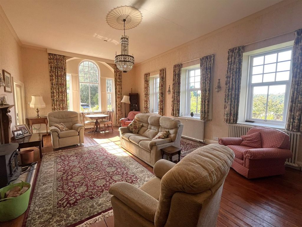 Property photo 2 of 50 Lounge