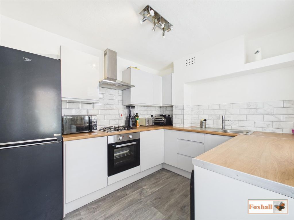 Property photo 3 of 17 Kitchen