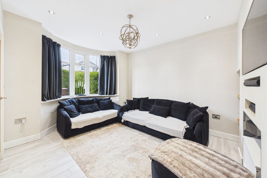 Property photo 3 of 18 Lounge