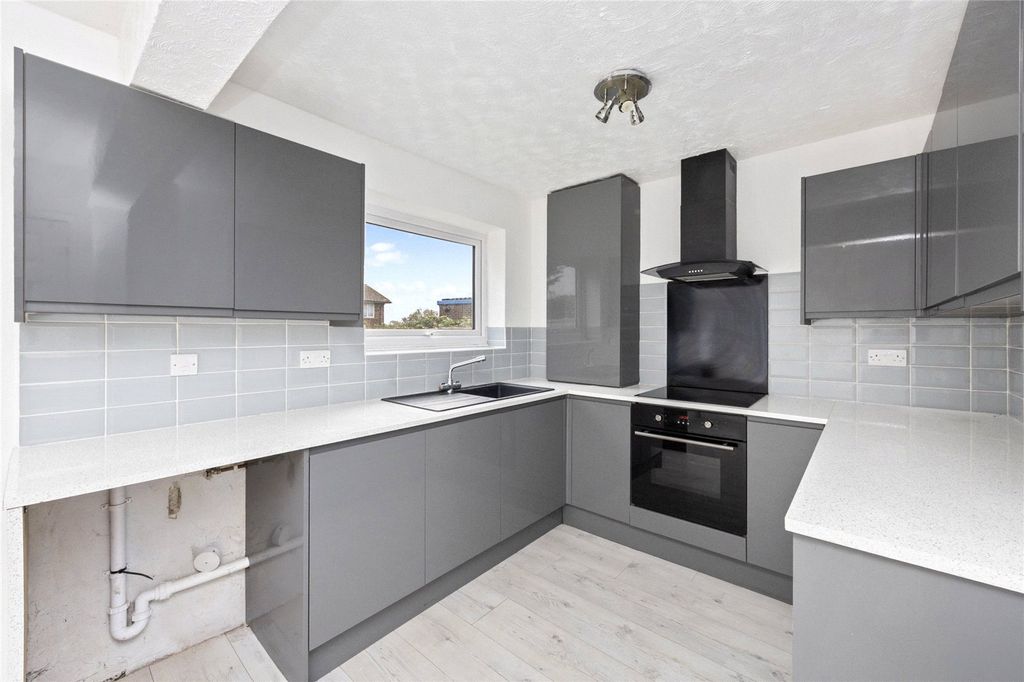 Property photo 3 of 19 Kitchen