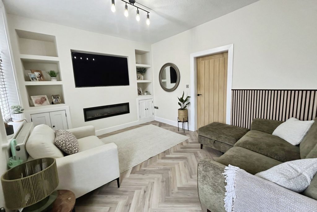 Property photo 2 of 11 Living Room