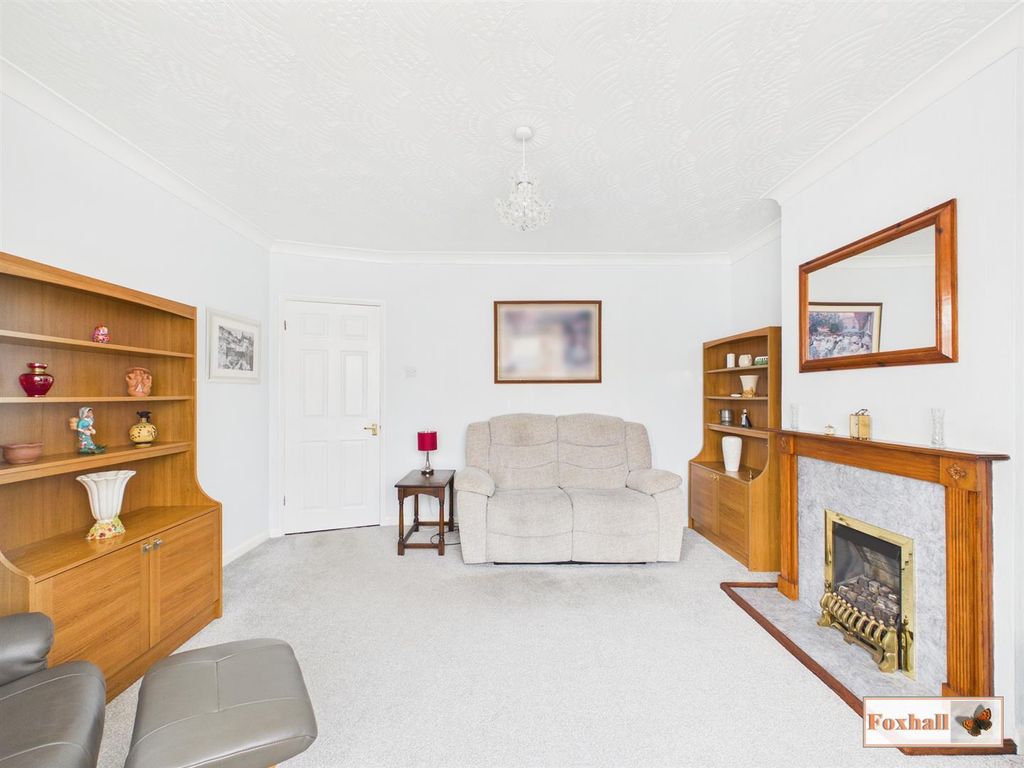 Property photo 3 of 17 Lounge