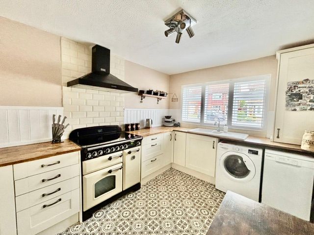 Property photo 3 of 17 Kitchen
