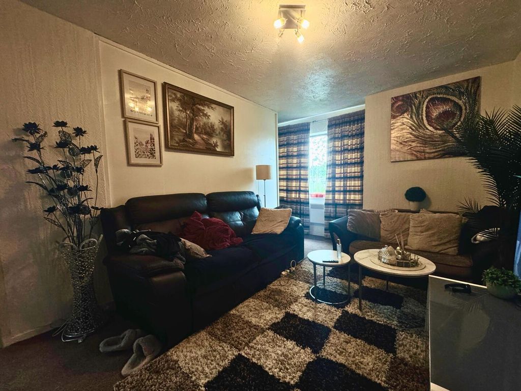 Property photo 3 of 6 Living Room