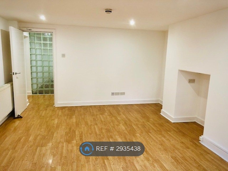 Property photo 2 of 11 Lounge/Living Room
