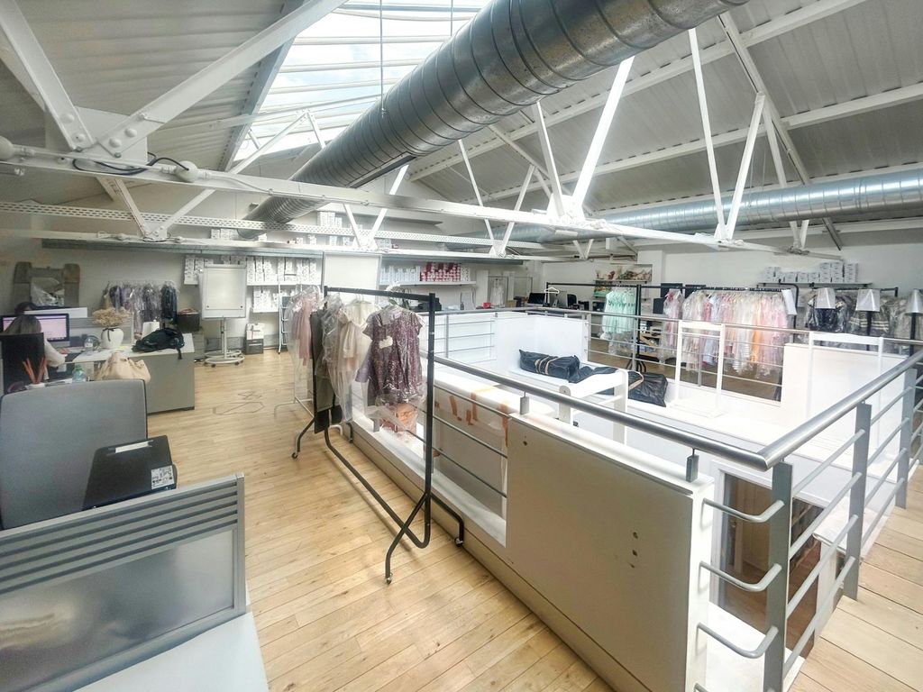 Property photo 2 of 5 2 Vencourt Place Hammersmith W6 Int2.Jpg