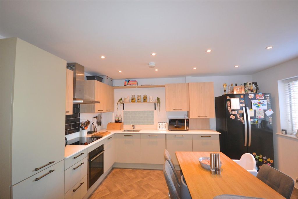 Property photo 2 of 14 16 (27).Png