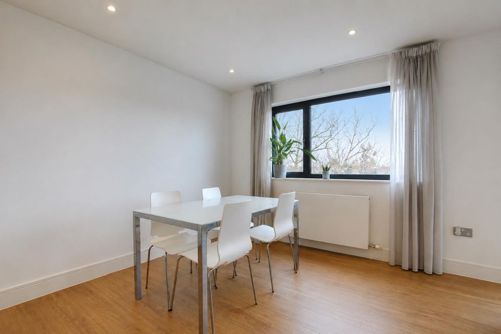 Property photo 3 of 11 3