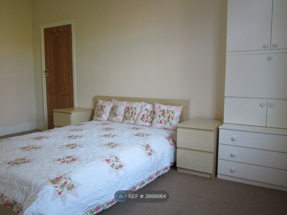 Property photo 3 of 10 Bedroom 2