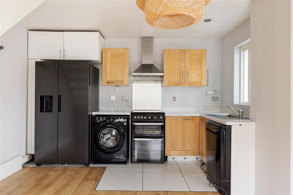 Property photo 3 of 23 Alders Close, E11