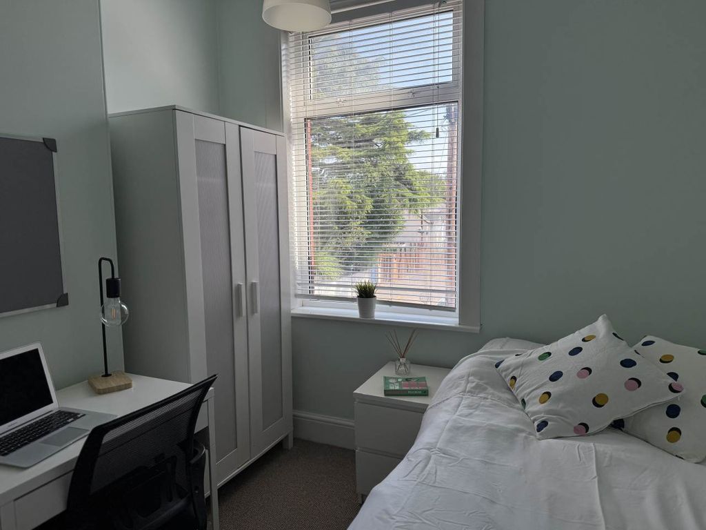 Property photo 2 of 8 Room 2