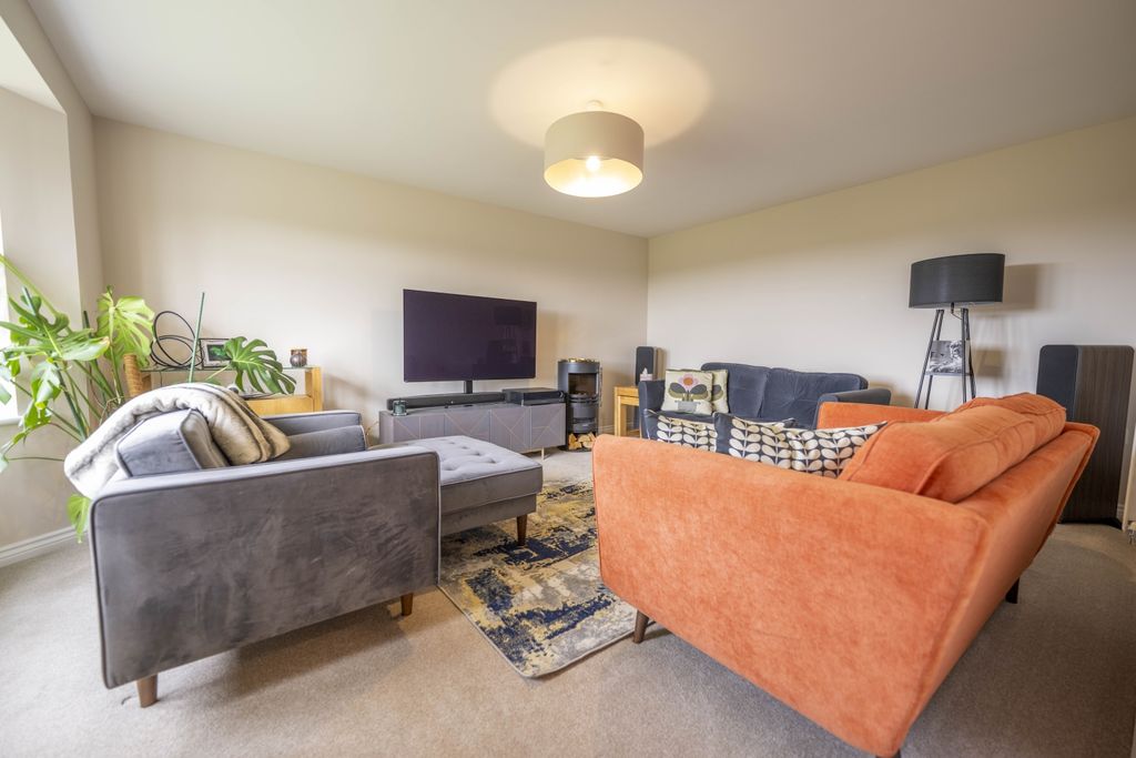 Property photo 2 of 19 Lounge
