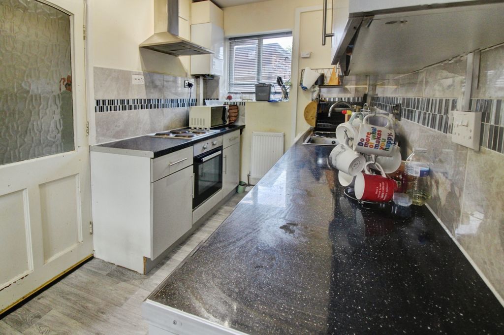 Property photo 3 of 12 Kitchen