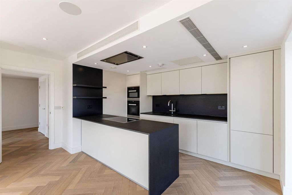 Property photo 2 of 20 104848_Flat 16 London House 100 New Kings Road (23