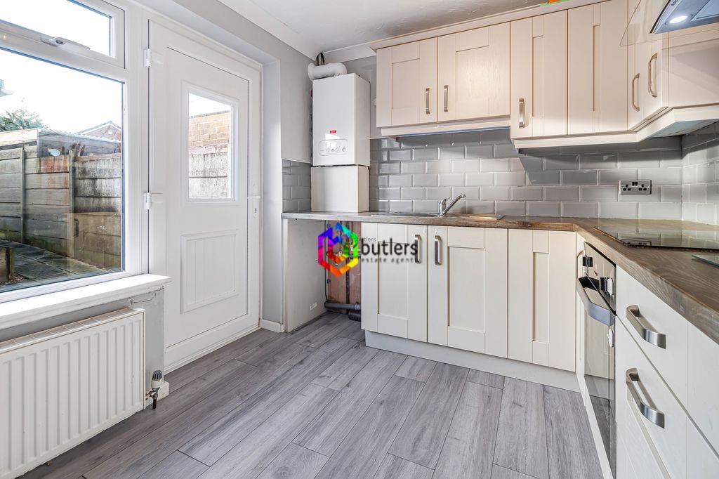 Property photo 3 of 7 Kitchen