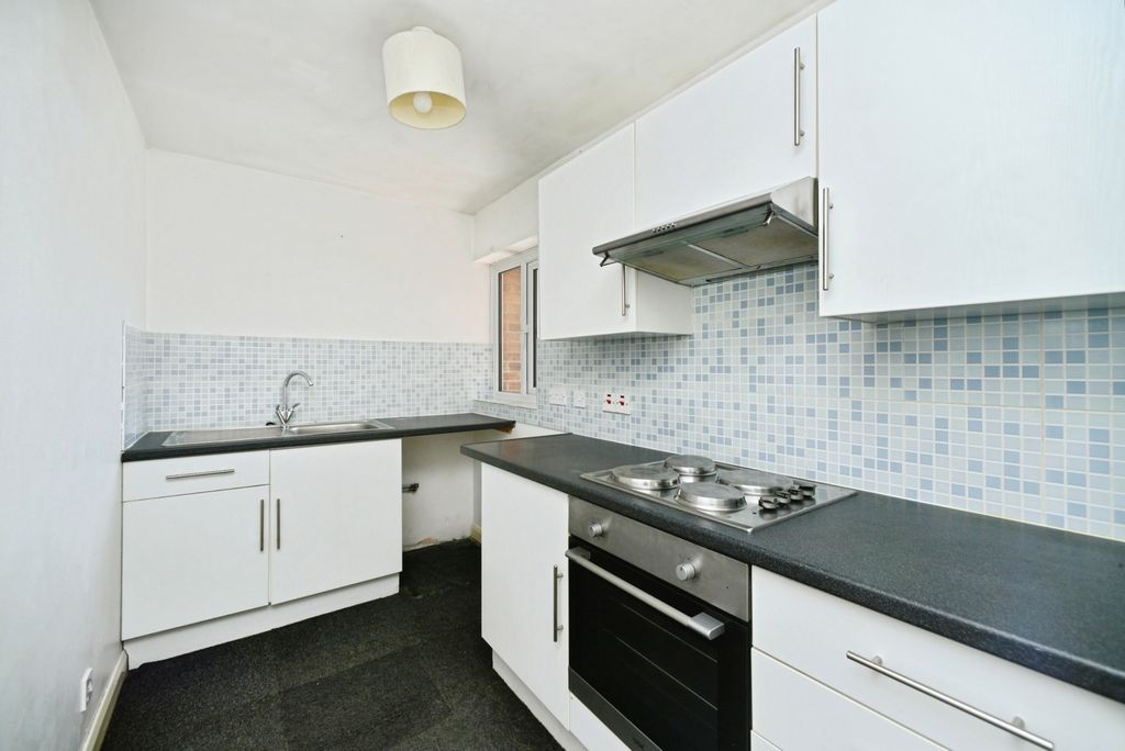 Property photo 3 of 17 Kitchen