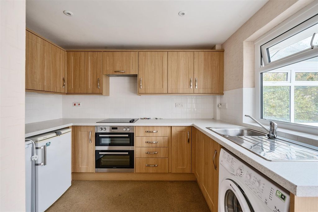 Property photo 3 of 11 Kitchen