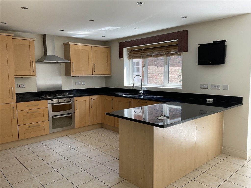 Property photo 3 of 11 Kitchen