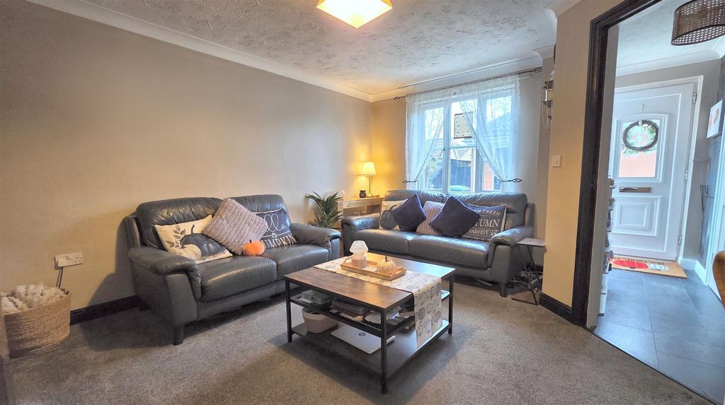 Property photo 3 of 16 Lounge