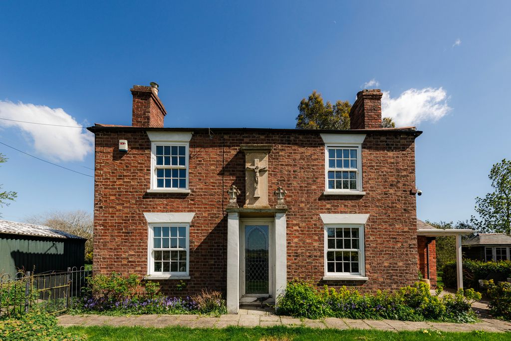 Property photo 1 of 36 339910 - Cross House 55.Jpg