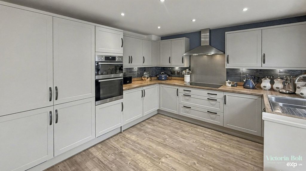 Property photo 3 of 23