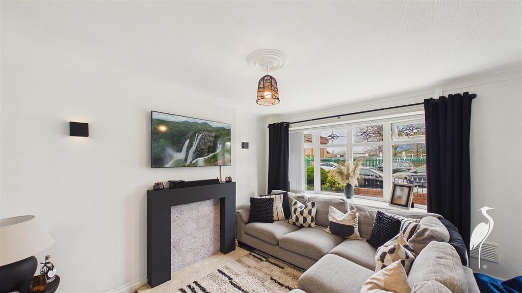 Property photo 2 of 19 Lounge