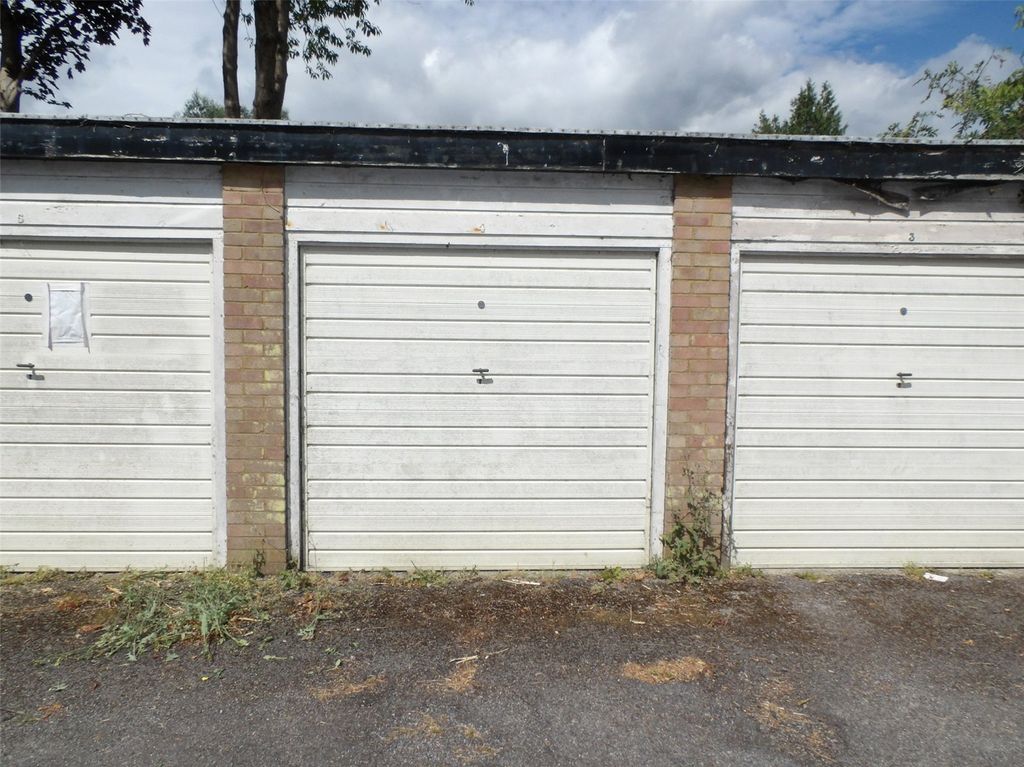 Property photo 1 of 1 Garage